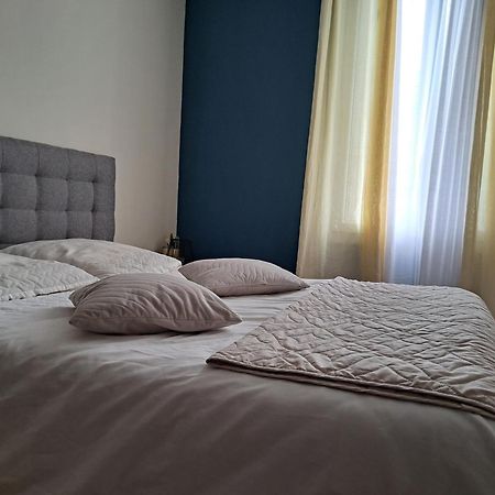Chambre Spacieuse - Dressing - Sdb Communes - Parking Prive Ним Экстерьер фото